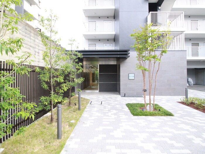 物件外観写真2　(エントランス部分)