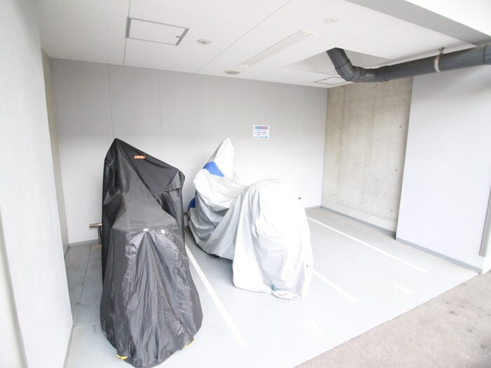 物件外観写真6　(バイク置き場)