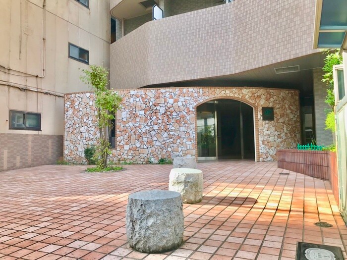 物件外観写真2　(エントランス部分)