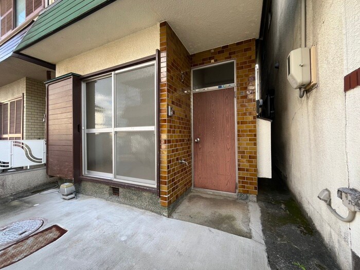 物件外観写真2　(エントランス部分)