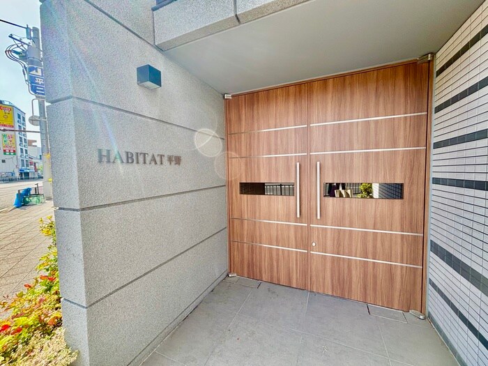 物件外観写真3　(エントランス部分)