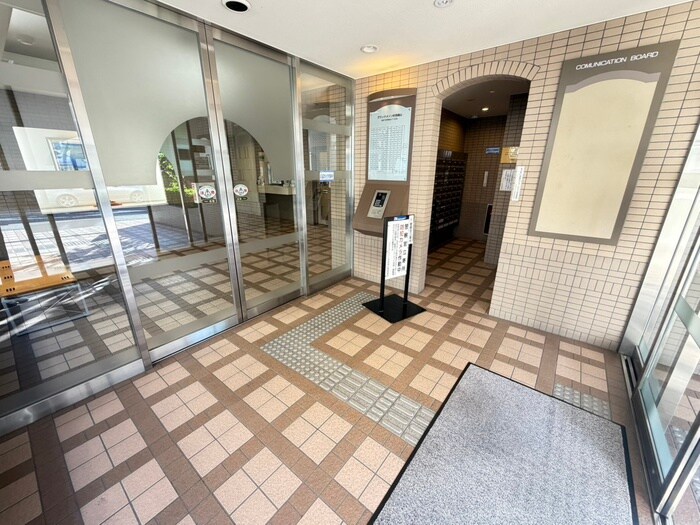 物件外観写真4　(エントランス部分)