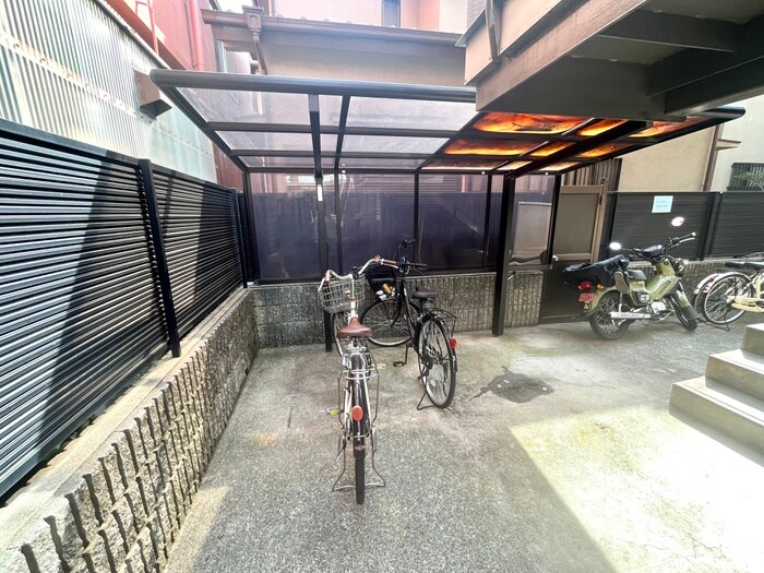 物件外観写真4　(駐輪場)