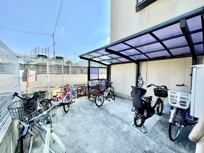 物件外観写真4　(駐輪場)