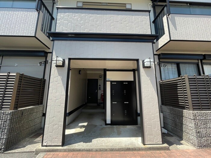 物件外観写真3　(エントランス部分)