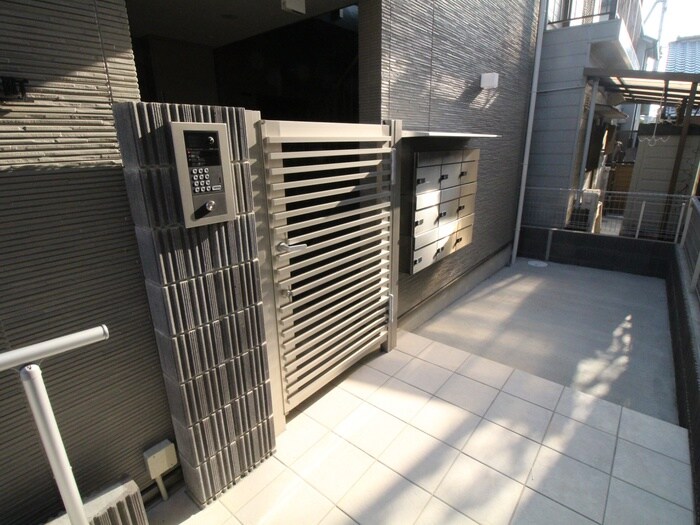 物件外観写真3　(エントランス部分)