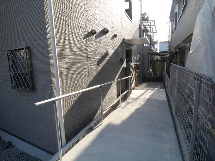 物件外観写真4　(エントランス部分)