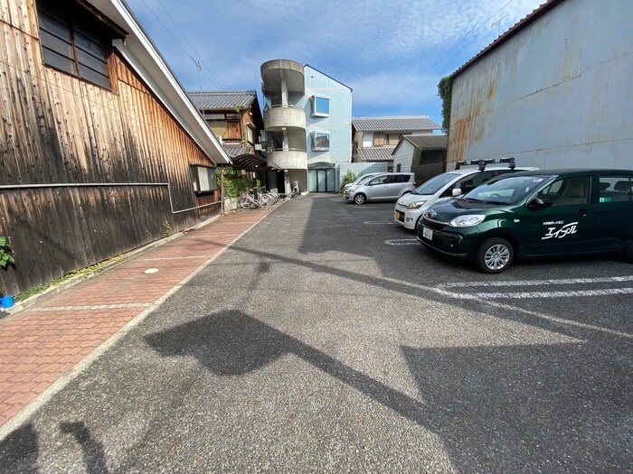 物件外観写真2　(駐車場)