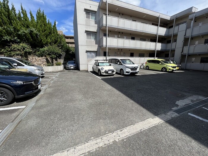 物件外観写真4　(駐車場)