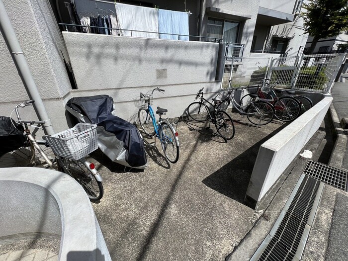 物件外観写真6　(駐輪場)