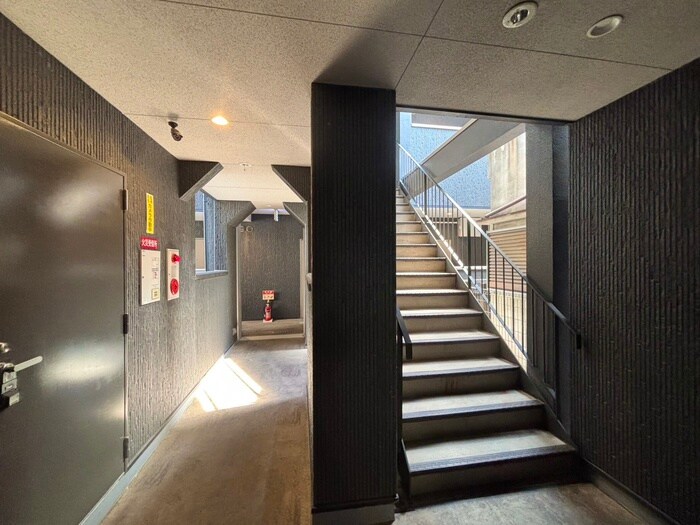 物件外観写真4　(エントランス部分)