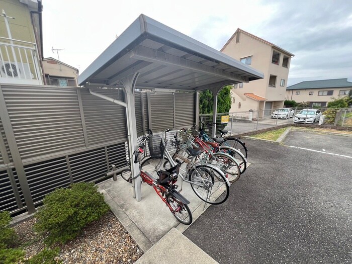 物件外観写真4　(駐輪場)