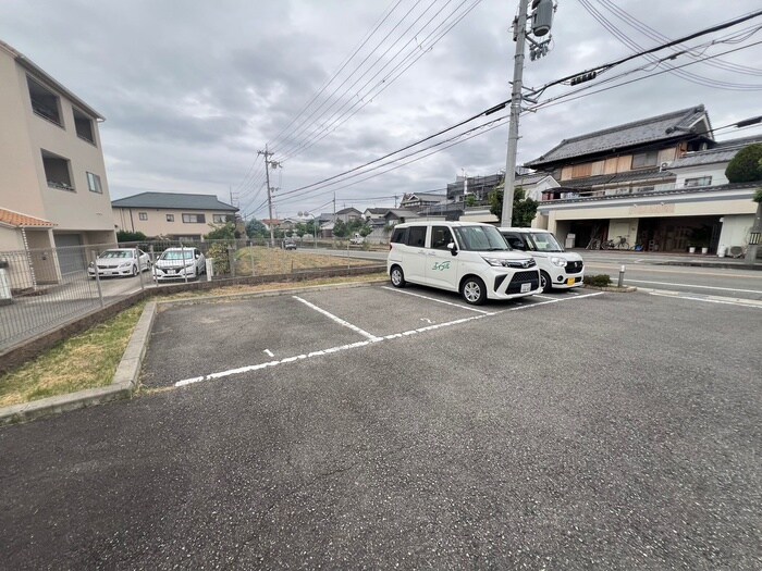 物件外観写真5　(駐車場)