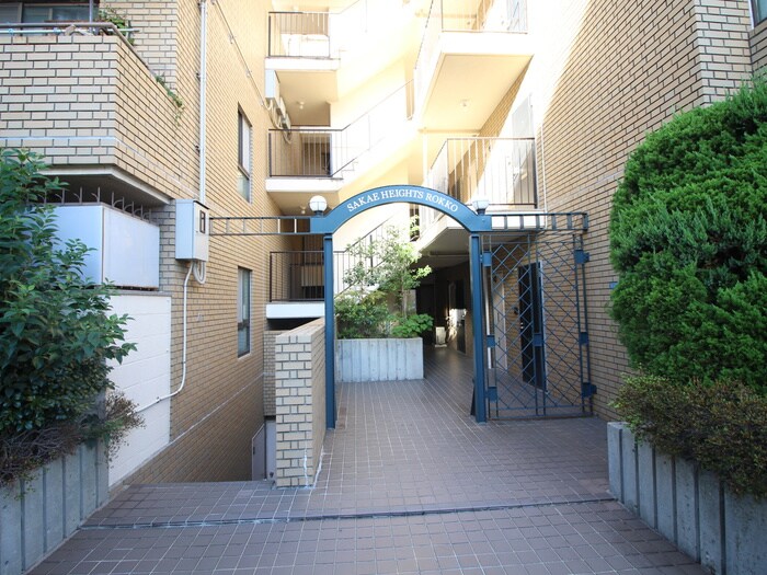 物件外観写真3　(エントランス部分)