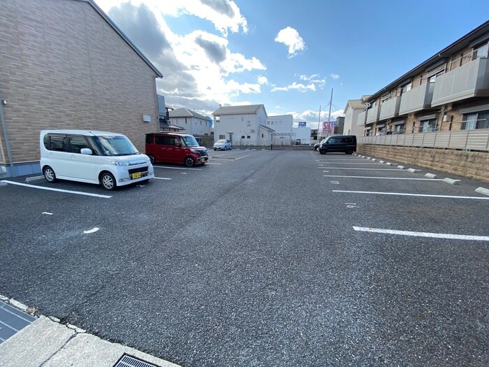 物件外観写真2　(駐車場)