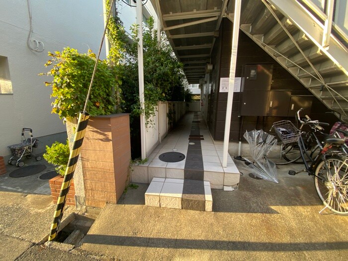 物件外観写真3　(エントランス部分)