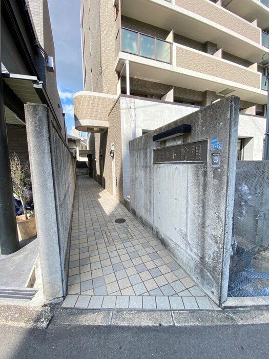 物件外観写真4　(エントランス部分)