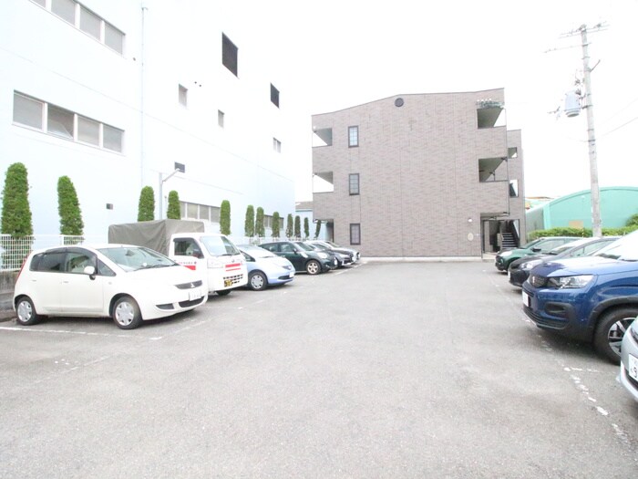 物件外観写真3　(駐車場)