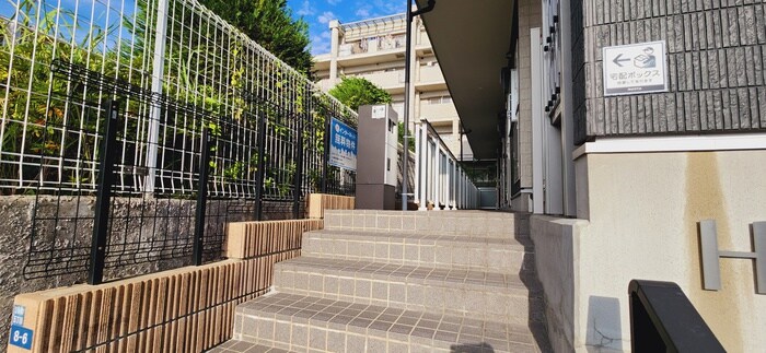 物件外観写真2　(エントランス部分)