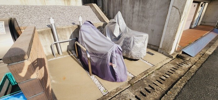 物件外観写真4　(バイク置き場)