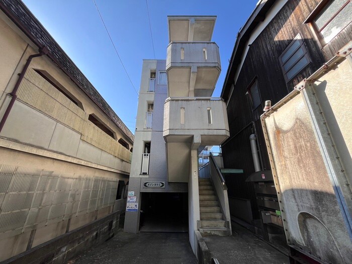 物件外観写真2　(エントランス部分)