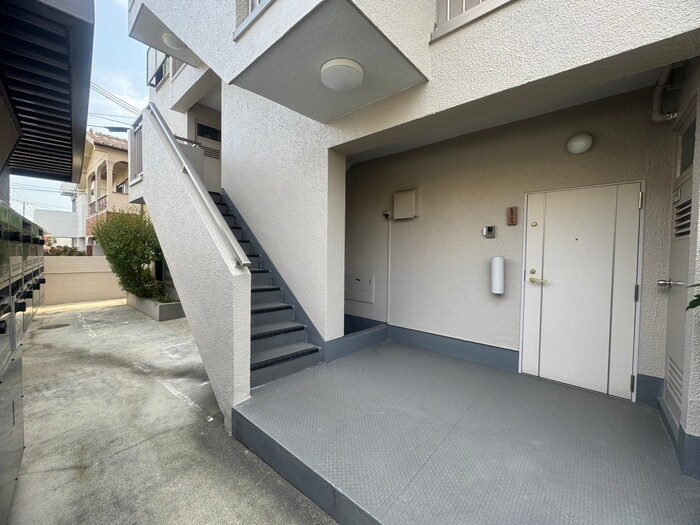 物件外観写真3　(エントランス部分)