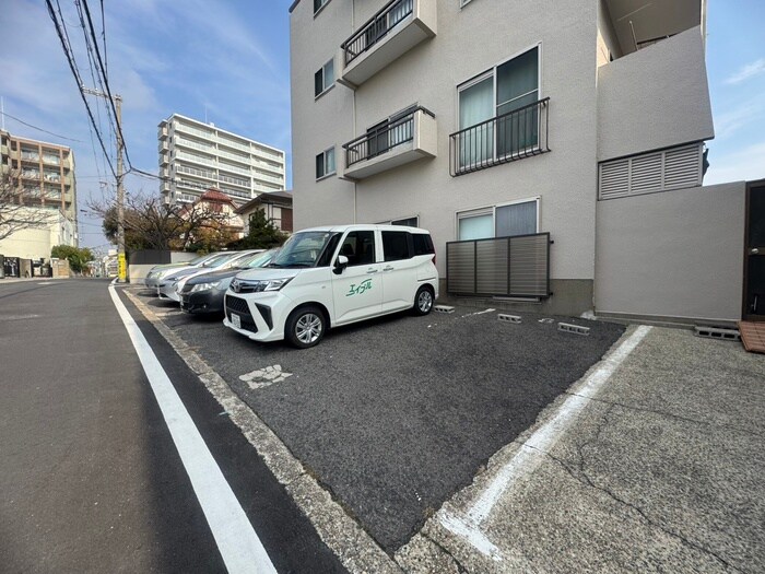 物件外観写真5　(駐車場)