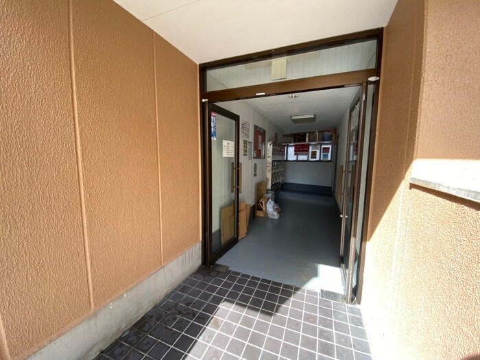 物件外観写真2　(エントランス部分)