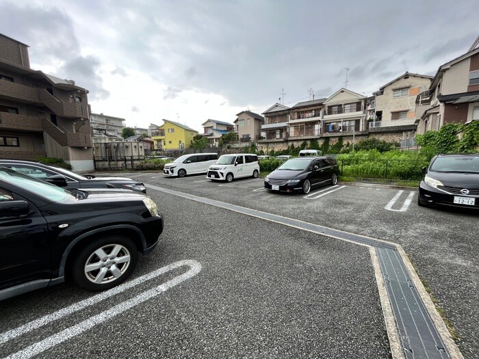 物件外観写真5　(駐車場)