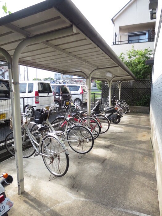 物件外観写真4　(駐輪場)