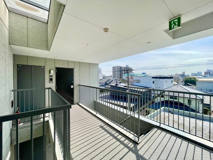 物件外観写真2　(エントランス部分)