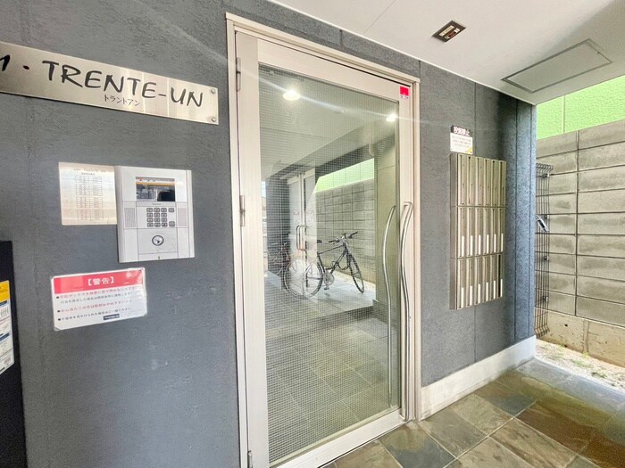 物件外観写真4　(エントランス部分)