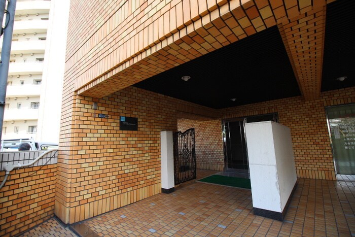 物件外観写真3　(エントランス部分)