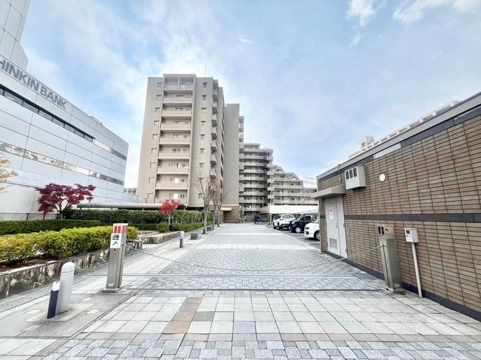 物件外観写真6　(エントランス部分)