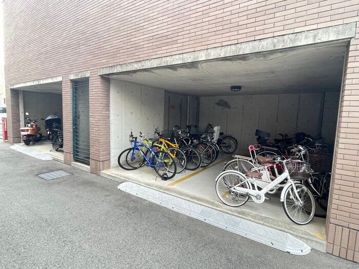 物件外観写真4　(駐輪場)