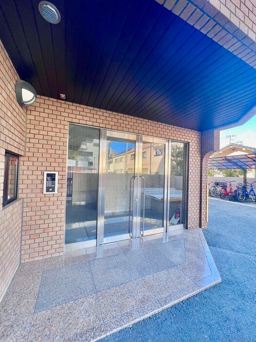 物件外観写真3　(エントランス部分)