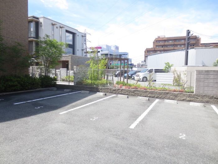 物件外観写真3　(駐車場)