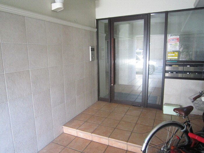 物件外観写真2　(エントランス部分)