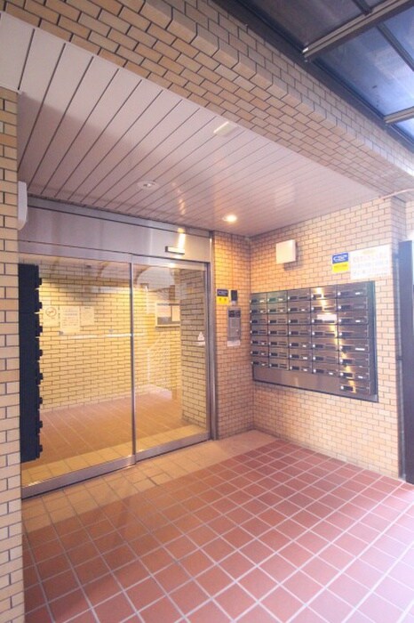 物件外観写真2　(エントランス部分)