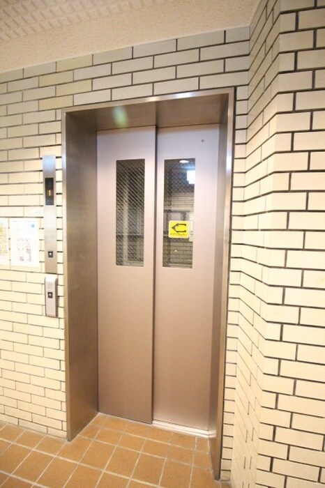 物件外観写真4　(バイク置き場)