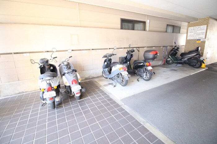 物件外観写真6　(バイク置き場)