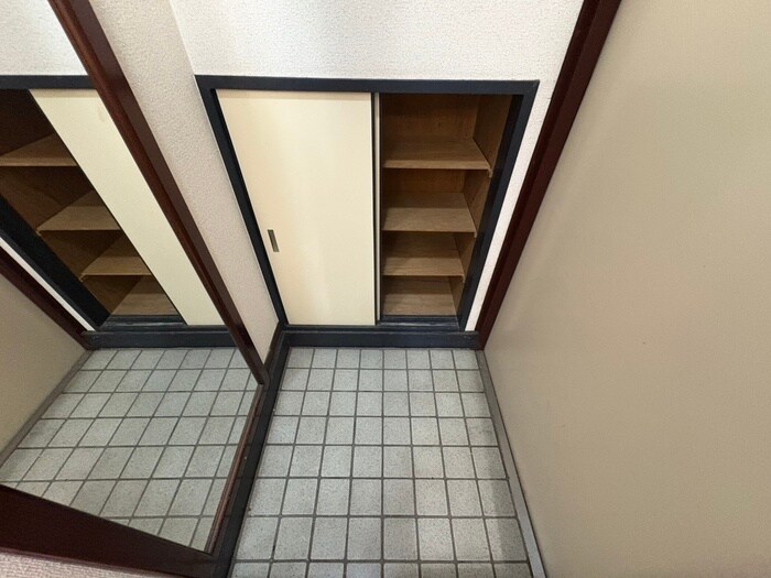 物件内観写真12　(玄関)