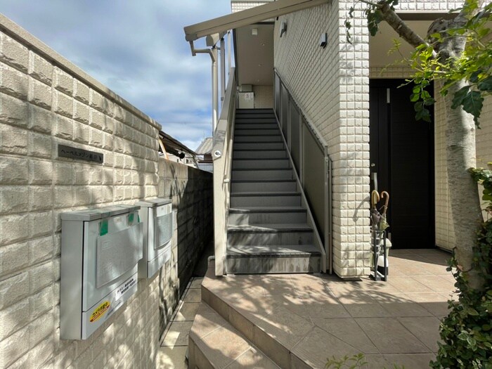 物件外観写真3　(エントランス部分)