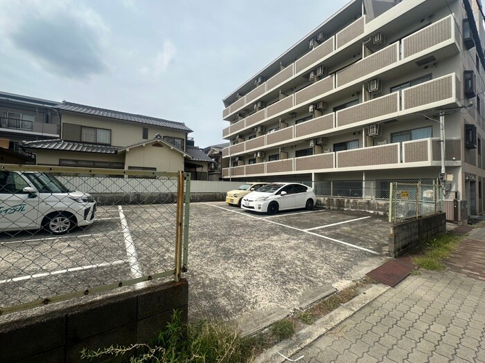物件外観写真4　(駐車場)