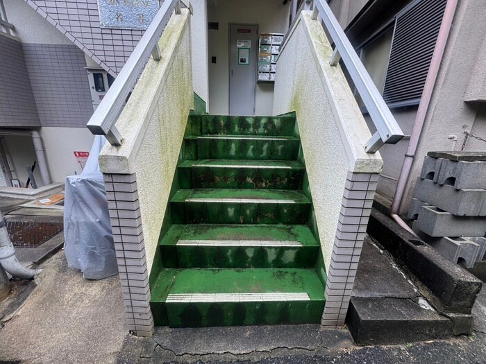 物件外観写真5　(エントランス部分)