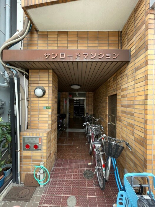 物件外観写真3　(エントランス部分)