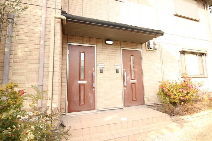 物件外観写真2　(エントランス部分)