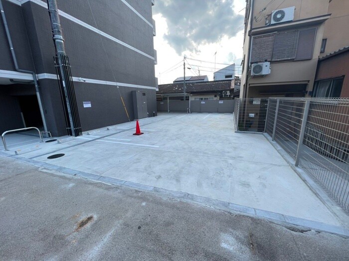 物件外観写真4　(駐車場)