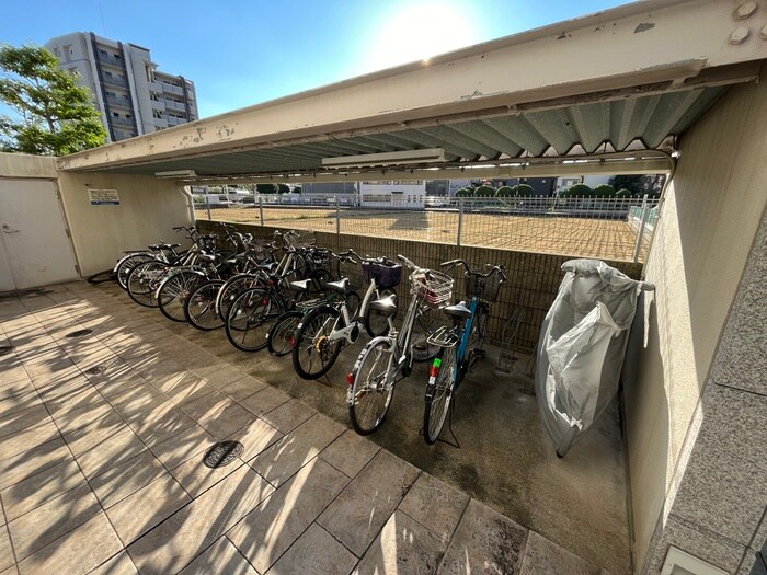 物件外観写真4　(駐輪場)