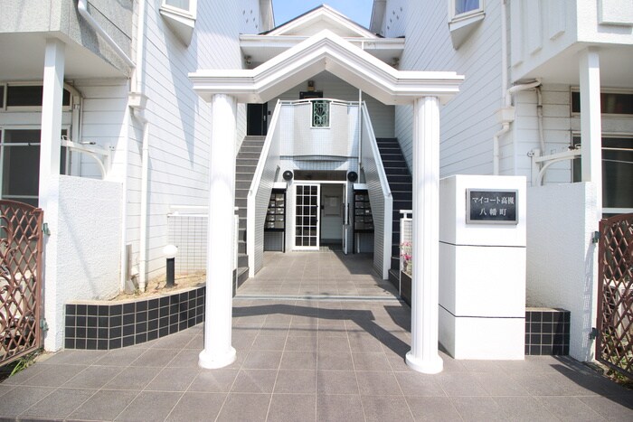 物件外観写真3　(エントランス部分)